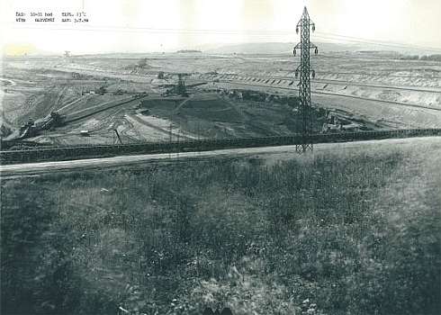 Rok 1990 - těžba hnědého uhlí v lomu Chabařovice - pohled z východu na sever